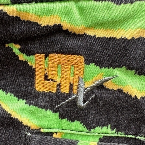 Loudmouth Men’s Golf Pants, 44Wx26L (Green & Black Tiger Stripe Pattern) - Picture 4 of 7